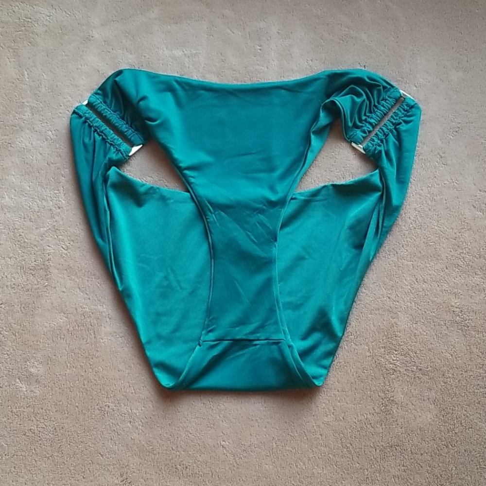 Bikini ๐ - Picture 4 of 8